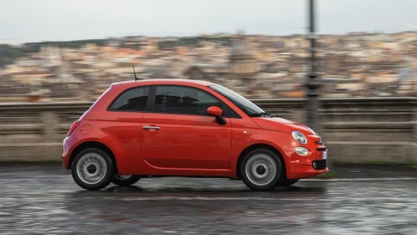 На второ място в класацията за разход на километър е Fiat 500 Hybrid. Той има цели две позиции на подиума. Седанът е с експлоатационен разход от 0,3973 евро/км , е кабриолетът с 0,4197 евро/км. Размерите са идентични: дължината е 3,57, с ширина 1,63, височина 1,49 и междуосие 2,30 метра. Багажникът е с вместимост едва 185 литра, но очаквано. 

Само един двигател - 1.0 трицилиндров  мек хибрид със 70 к.с. , който позволява разход на гориво от 4.6-4.7 л/100 км за седана и 4.7-4.8 л/100 км за кабриолета.